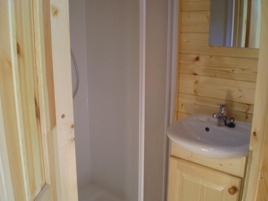 Bed and Breakfast Les Roziers - Roulotte Bagnac Habitación foto